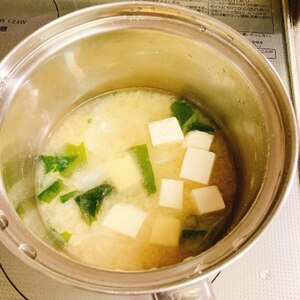 甘酒入り☆玉ねぎとわかめと豆腐のお味噌汁